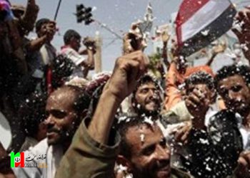 رقص رزمنده‌های یمنی‌ روی پرچم اسرائیل