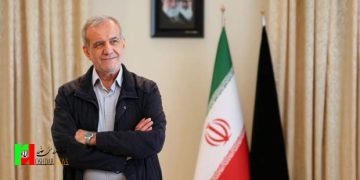 لحظه اعطای حکم ریاست‌جمهوری توسط رهبر انقلاب به پزشکیان