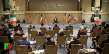 رهبرانقلاب در دیدار هیئت دولت: معیشت مردم مهمترین مسئله است؛ برای انضباط بازار چاره‌اندیشی شود/ مسئولان راوی قدرت کشور باشند نه راوی ضعف‌ها/ روحیه کار و تلاش را بر حالت نه جنگ و نه صلح غلبه بدهیم