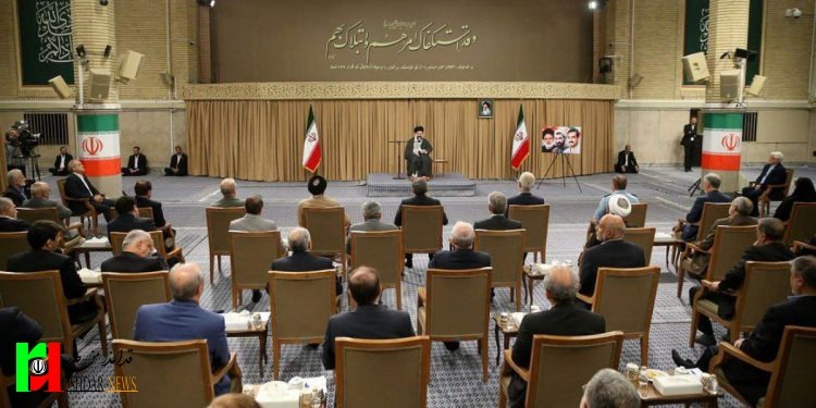رهبرانقلاب در دیدار هیئت دولت: معیشت مردم مهمترین مسئله است؛ برای انضباط بازار چاره‌اندیشی شود/ مسئولان راوی قدرت کشور باشند نه راوی ضعف‌ها/ روحیه کار و تلاش را بر حالت نه جنگ و نه صلح غلبه بدهیم