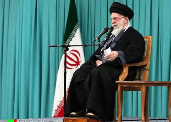 رهبرانقلاب: فتنه اخیر یک فتنه آمریکایی بود و هدف بلعیدن ایران بود/ ملت ایران کمر فتنه را شکست/ رئیس‌جمهور آمریکا را مجرم می‌دانیم
