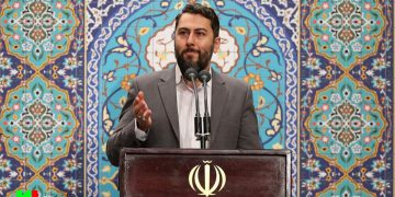 شعرخوانی احمد بابایی در مراسم وداع با رهبر شهید