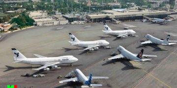 فرود هواپیمای حامل پیکر رهبر شهید در مشهد