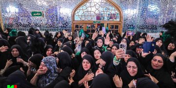 اشتیاق مردم در لحظات ابتدایی زیارت مزار رهبر شهید