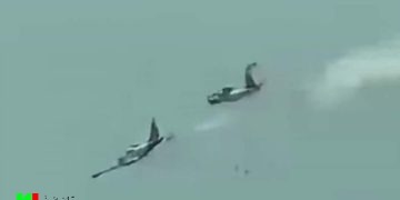 لحظه برخورد وحشتناک ۲ دو جنگنده در وسط آسمان